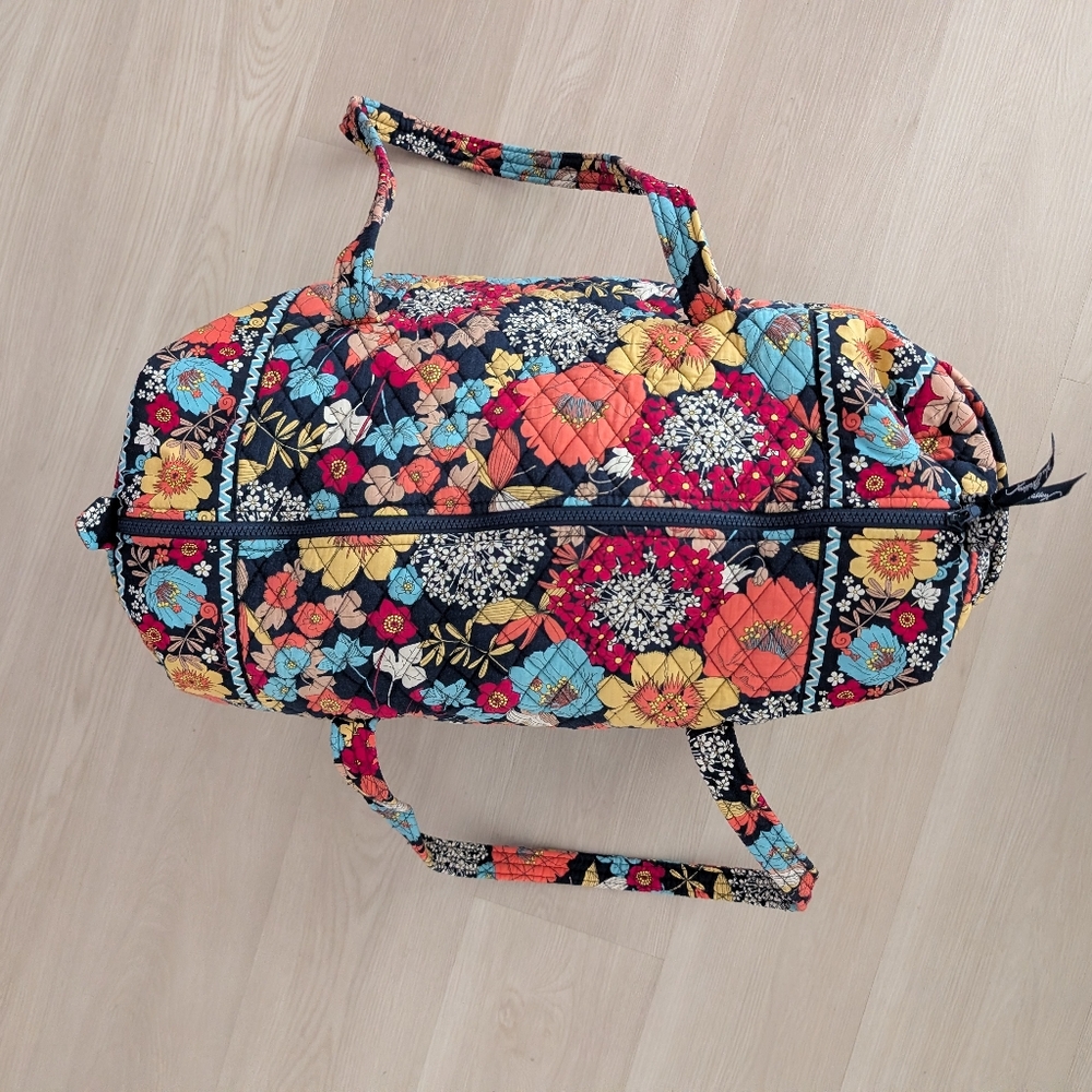 Vera Bradley Medium Duffle Excellent Happy Snails - Picture 6 of 13